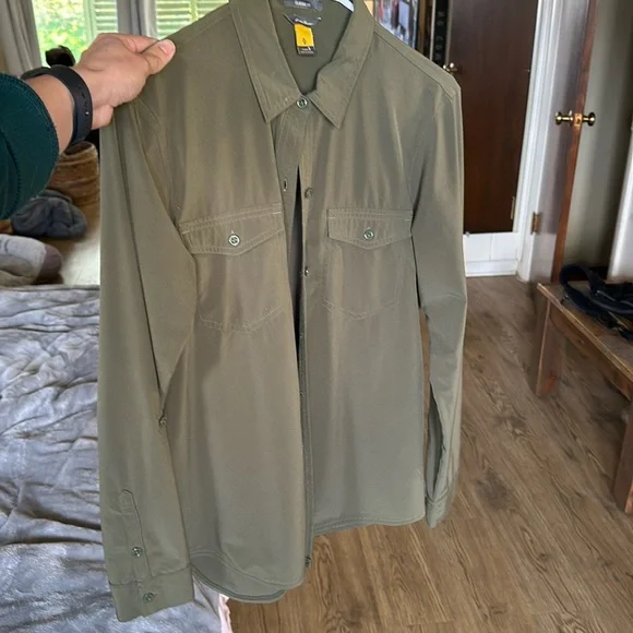Fishing shirt, button up. Size small, classic fit, olive green - Picture 2 of 3